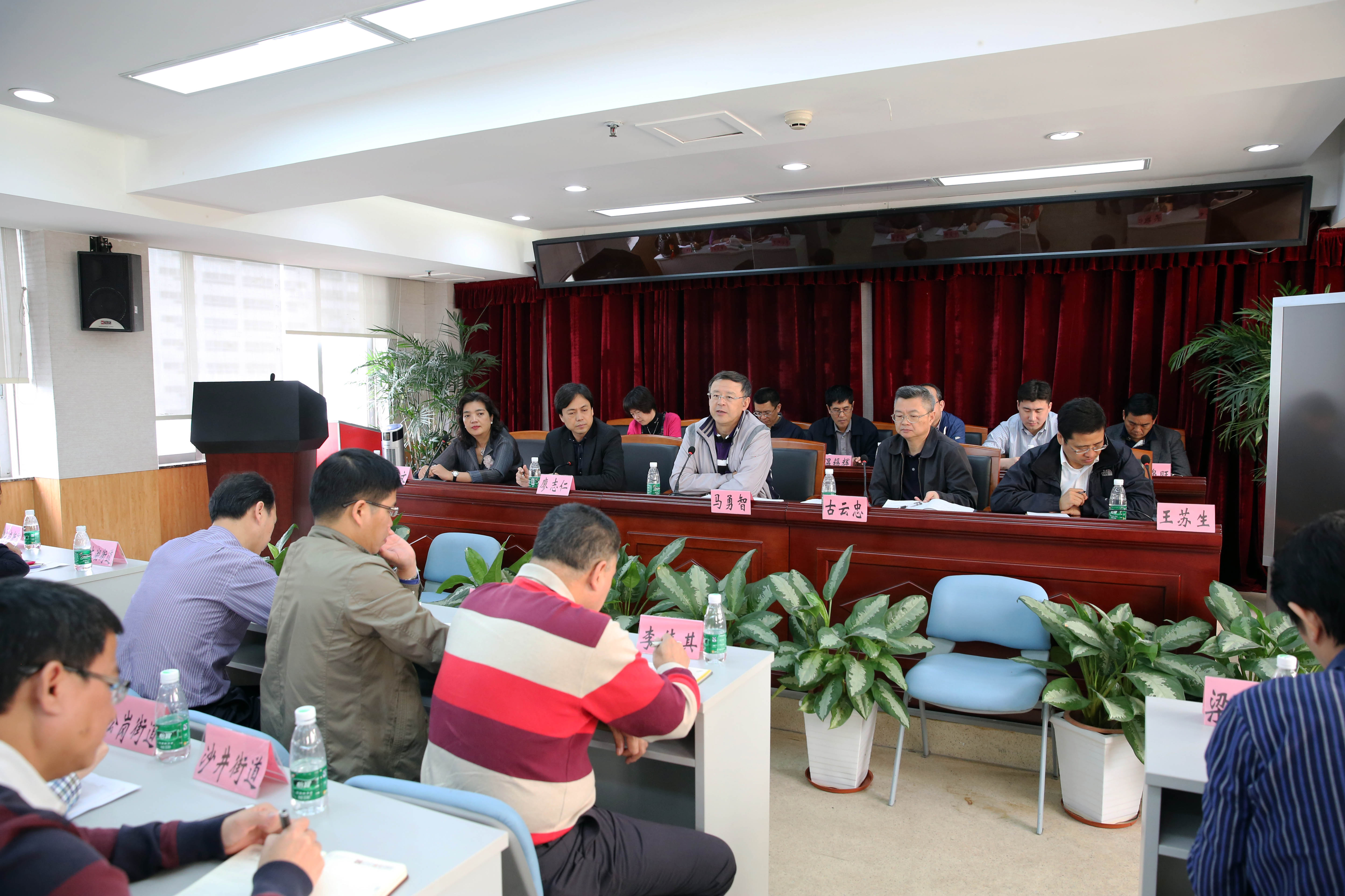 深圳市侨联传达中央《关于加强和改进新形势下侨联工作的意见》